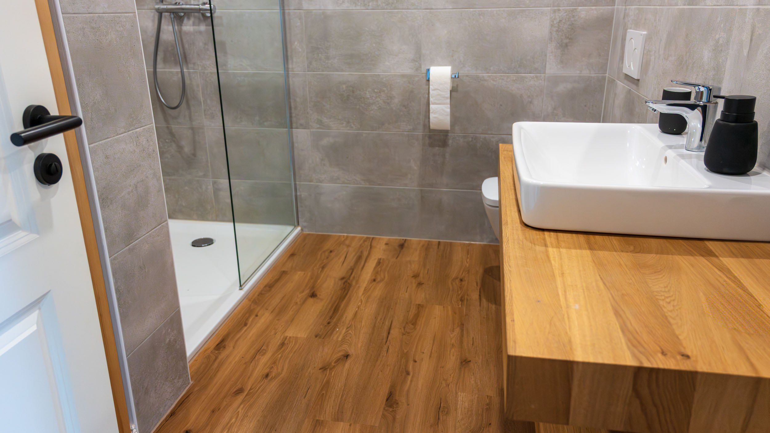 Vinyl auf Fliesen verlegt